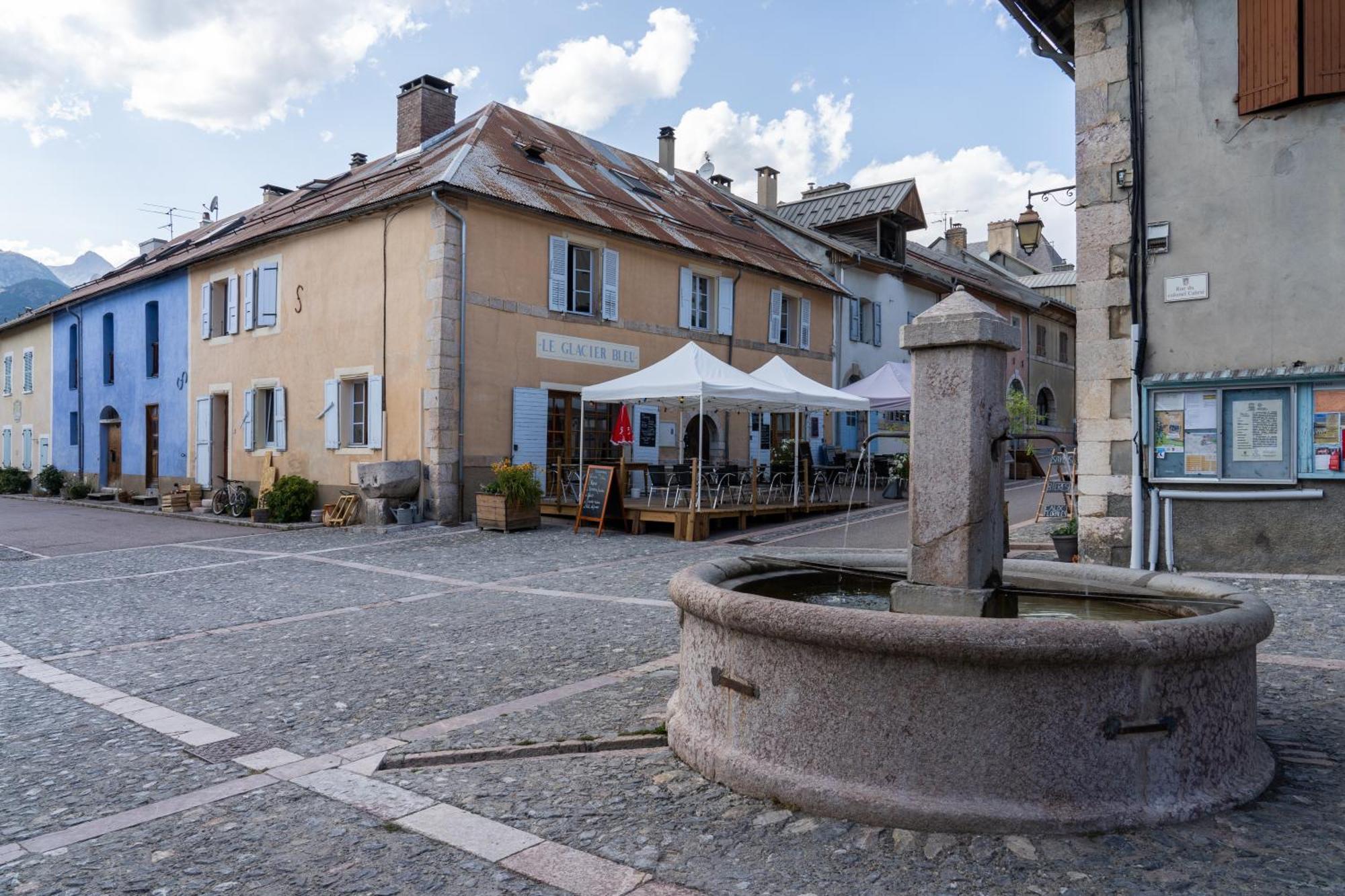 Auberge Le Glacier Bleu Mont-Dauphin Exterior photo